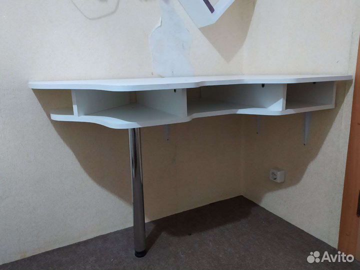 Угловой письменный стол с полками