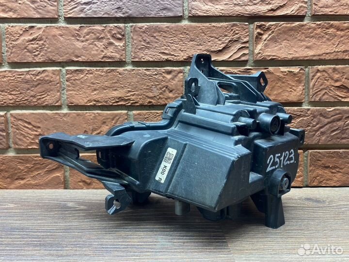 Фара противотуманная правая Kia Carnival 2020+ LED