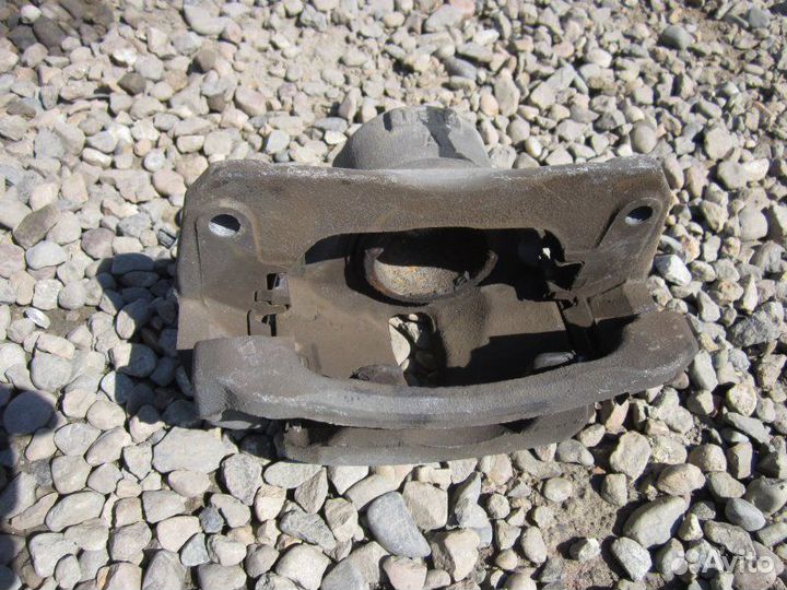 Суппорт передний левый Toyota Camry ACV30 2AZ-FE