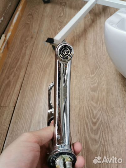 Поворотный смеситель для раковины в ванной