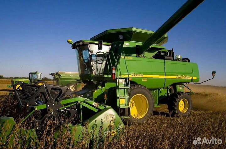 На разборке сельхозтехника John Deere