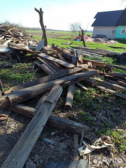 Старые доски, бревна и шифер
