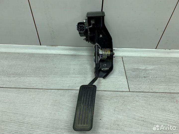 Педаль газа Toyota Avensis универсал 3ZZ-FE 2008