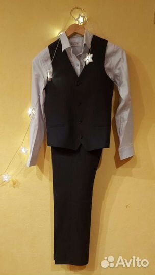 Школьный костюм с рубашками на мальчика