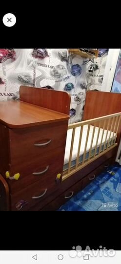 Детская кроватка с маятником