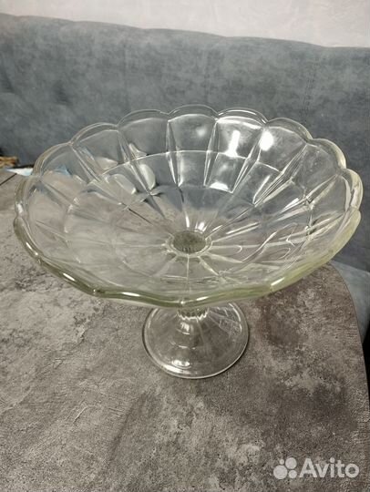 Ваза для фруктов на ножке