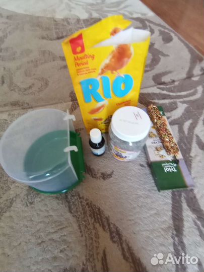 Корм и приспособления для канарейки