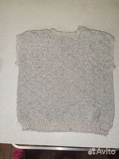 Вязаная жилетка и пинетки ручной работы