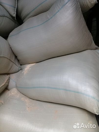 Опилки сухие в больших мешках