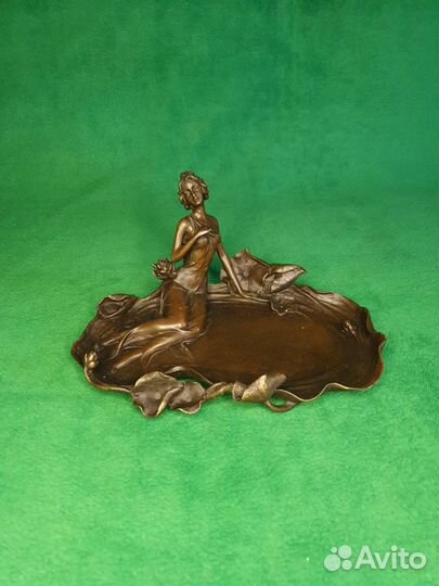 Бронзовая статуэтка Девушка у озера