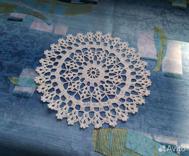Вязаная салфетка 24 см