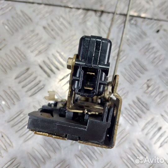 Замок двери задний правый Renault Logan K7J 2006