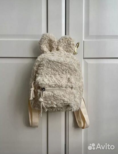Плюшевый рюкзак заяц
