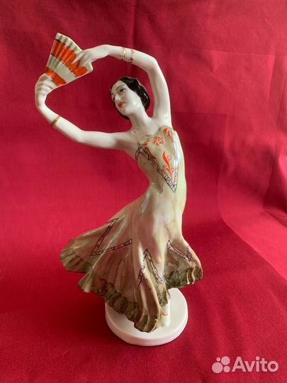 Фарфоровая статуэтка 