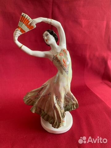 Фарфоровая статуэтка 