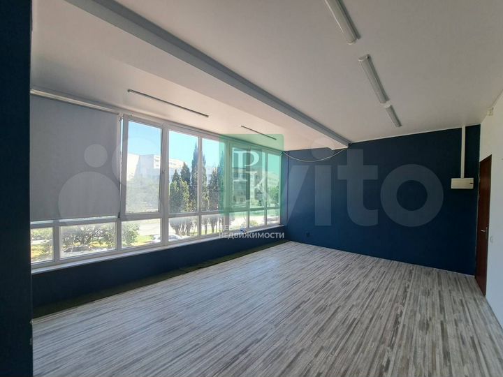 Видовое помещение 28 м² на первой линии пр-кта Гер