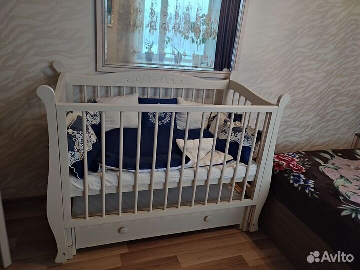 Детская кроватка с маятником и ящиком