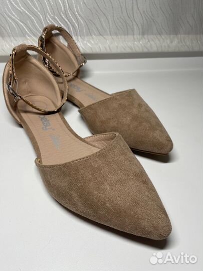 Туфли лодочки с ремешком на низком каблуке