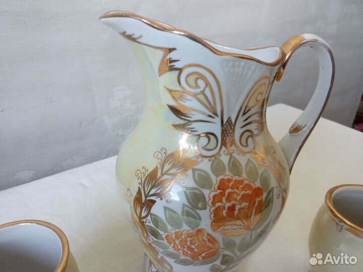 Кувшин со стаканами