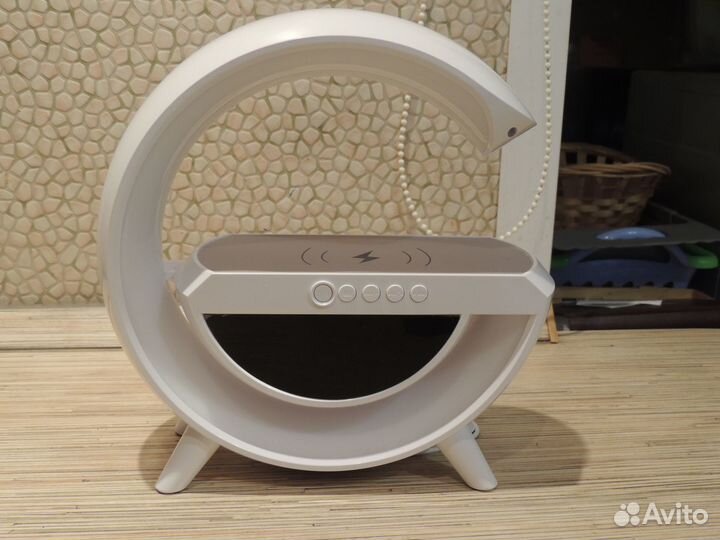 Светильник с беспроводной зарядкой и колонкой RGB