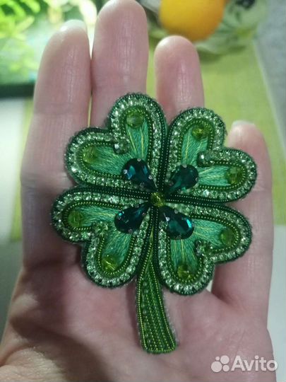 Брошь клевер