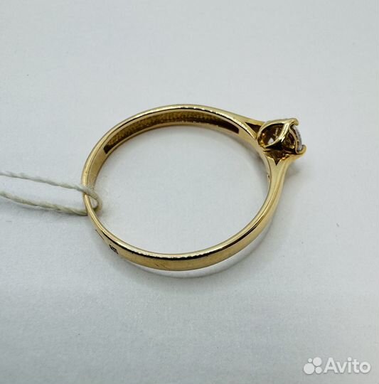 Кольцо с синтетическим камнем Золото