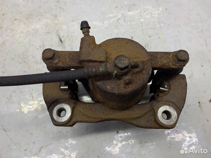 Суппорт передний левый Toyota Corolla E140 1.8