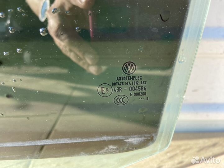 Стекло двери заднее левое Volkswagen Jetta 5