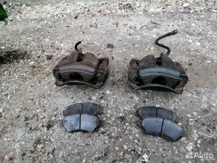 Суппорт тормозной передний Toyota Mark 2 100