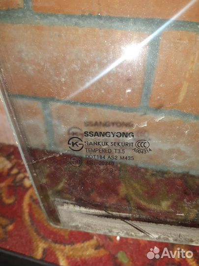 Переднее правое боковое стекло на ссанг енг актион