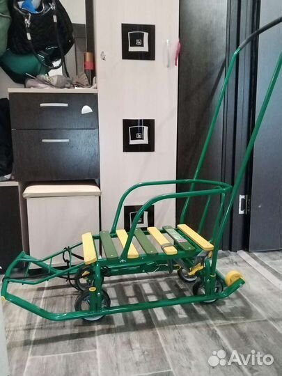 Санки с колесиками и двухсторонней ручкой