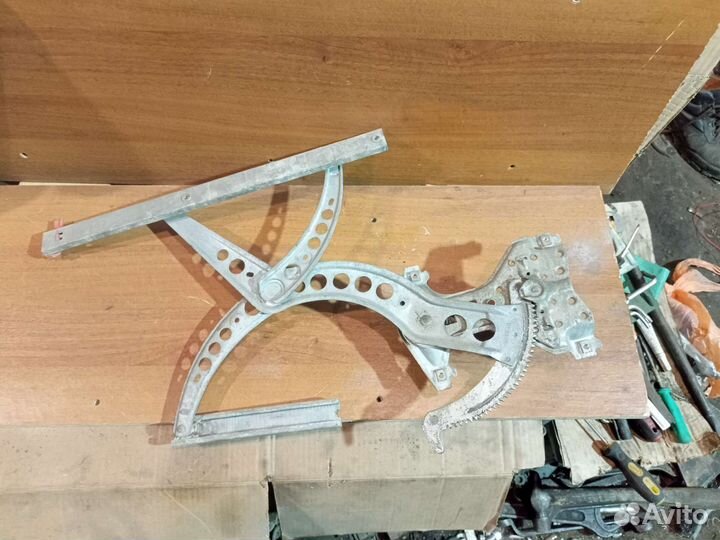 Стеклопод механ. передний правый VW Passat (B3)