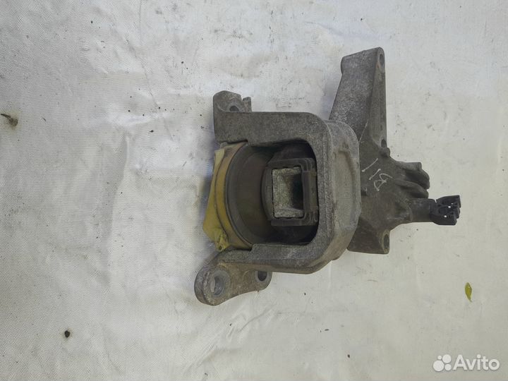 Опора двигателя правая Renault