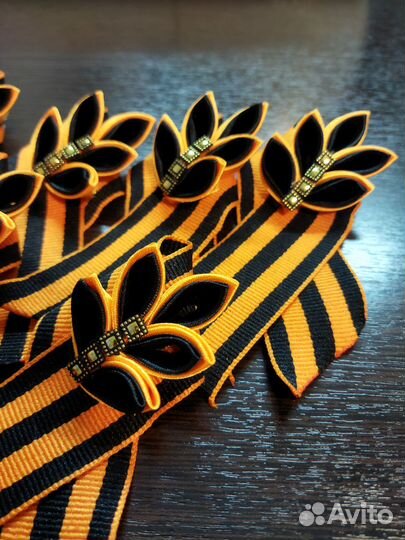 Георгиевская лента с лепестками канзаши. брошь