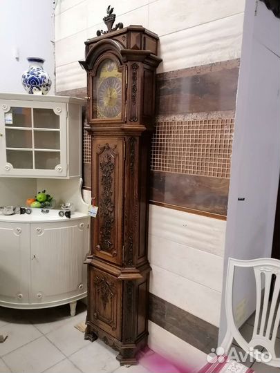 Напольные старинные часы с боем