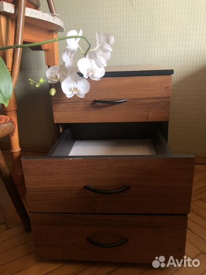 Тумбочка высота 57 см, ширина 44 см, глубина 49 см