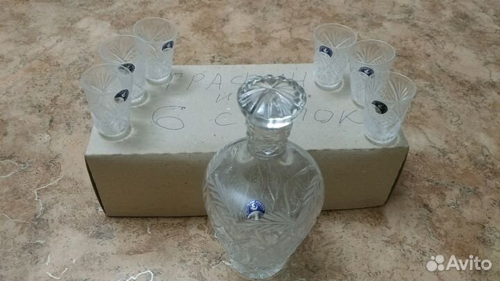 Набор: графин и 6 стопок новый
