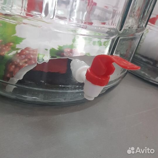 Банки стеклянные гидрозатворами большие закручив