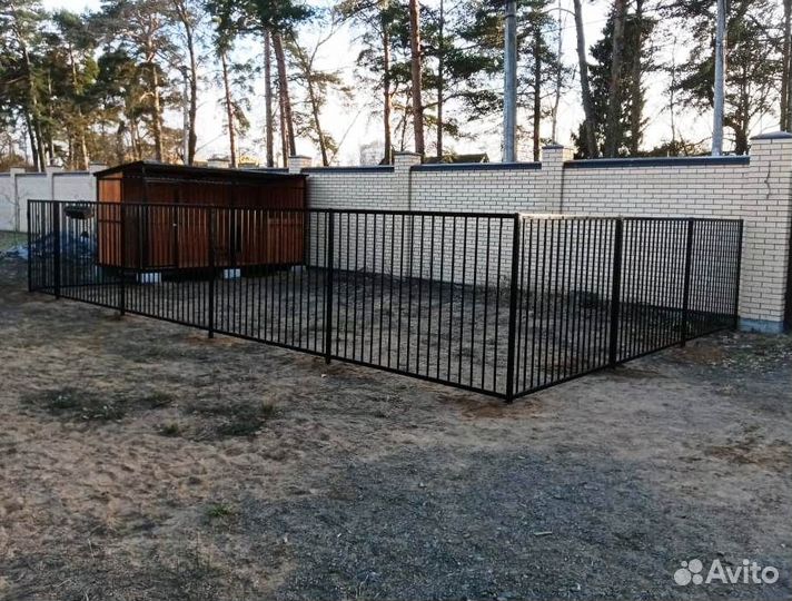 Вольер с выгулом решеткой