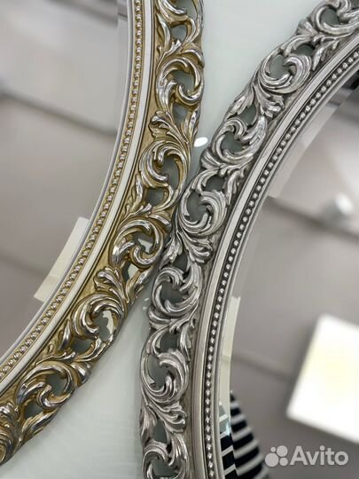 Зеркало в овальной резной раме