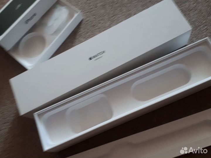 Коробки от Apple watch 3 и от айфон 11