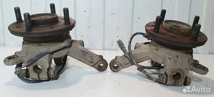 Кулак передний Левый Mitsubishi Carisma