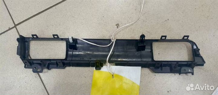 Дефлектор воздушный центральный Mitsubishi Outlan