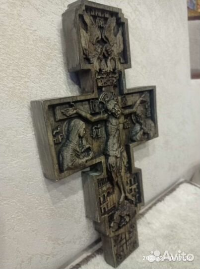 Крест вырезанный на камне