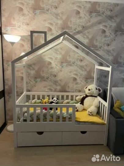 Детская кровать с бортиком