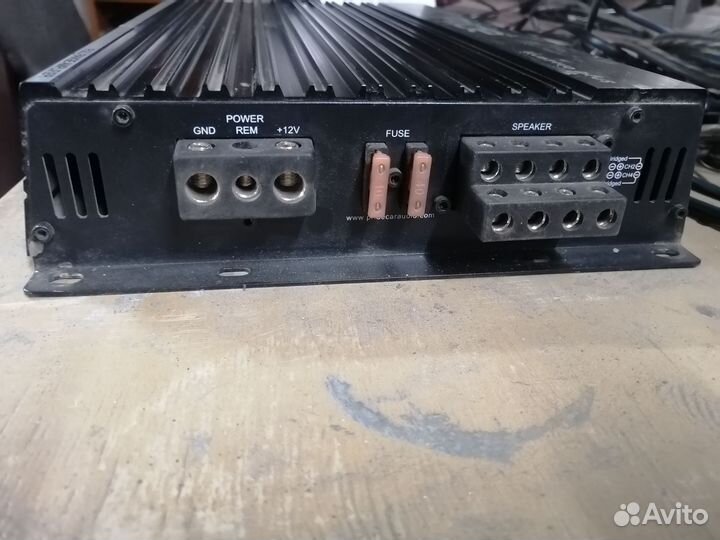 Автомобильный усилитель для сабвуфера