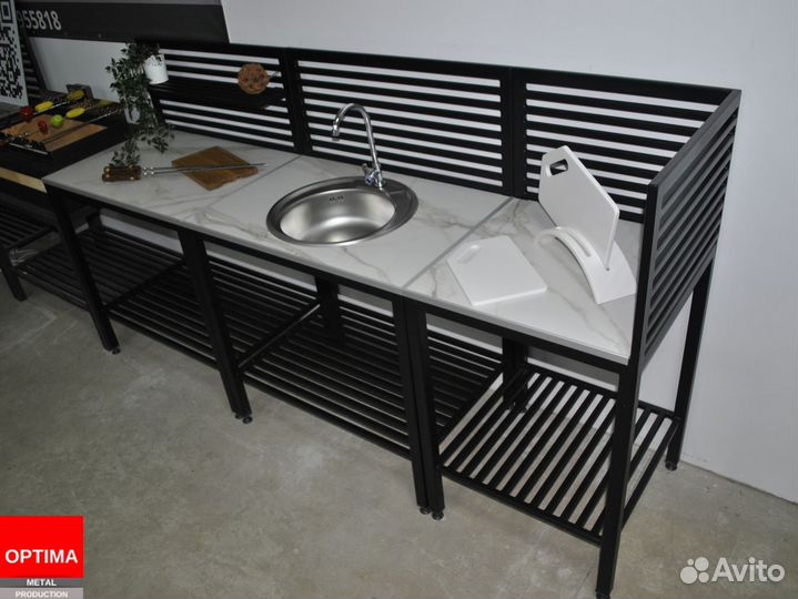 Кухонный стол с полкой