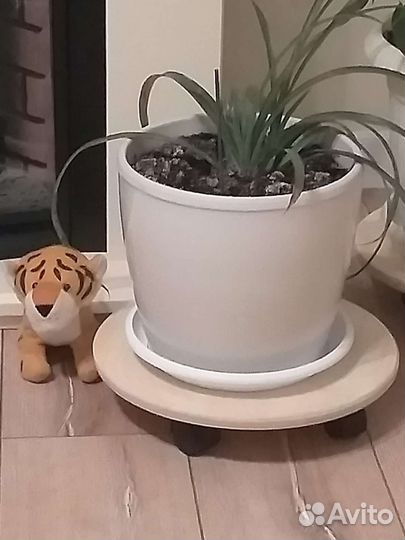 Подставка для цветов на колесиках