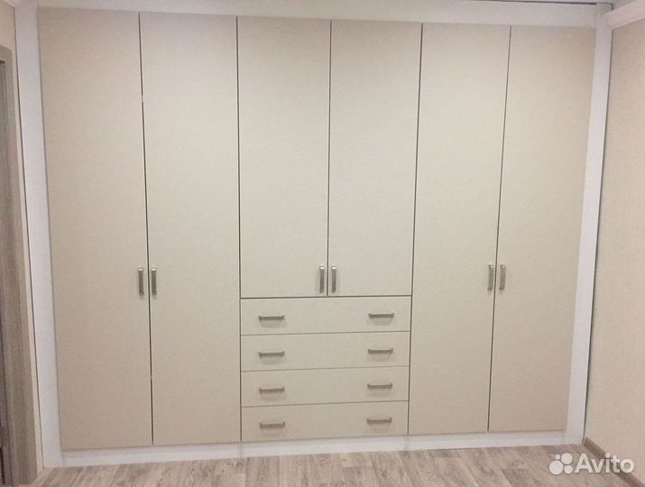 Зеркальный шкаф