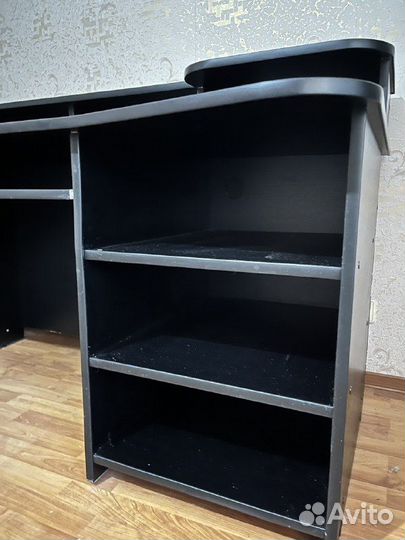 Компьютерный стол для офиса или студии